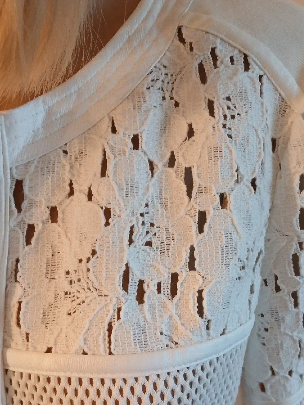 Donna Degan white Lace & Mesh Zip Front Jacket, Size 8.
